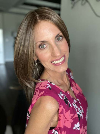 Lisa Mullins @beautifulyouwigreviews wearing DREW by JON RENAU in color 8RH14 MOUSSE CAKE | Medium Brown with 33% Medium Natural Blonde Highlights