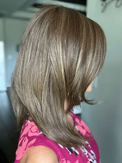 Lisa Mullins @beautifulyouwigreviews wearing DREW by JON RENAU in color 8RH14 MOUSSE CAKE | Medium Brown with 33% Medium Natural Blonde Highlights