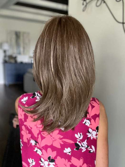 Lisa Mullins @beautifulyouwigreviews wearing DREW by JON RENAU in color 8RH14 MOUSSE CAKE | Medium Brown with 33% Medium Natural Blonde Highlights