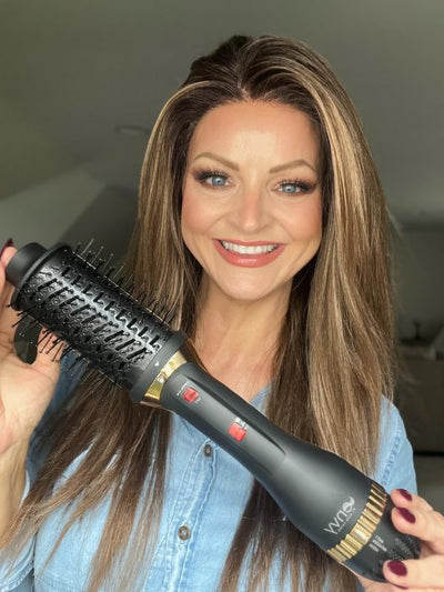 Sandy @i_be_wiggin demonstrates her straightened Brianna by Envy in Toasted Sesame, styled with the 3-in-1 Airstyler