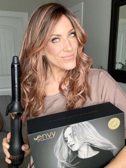 Kristyna @kristynamoore shows her voluminous curls on Cloud by Ellen Wille in Rosewood Rooted using the 3-in-1 Airstyler