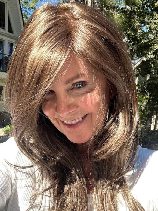 Susan @an_affair_with_hair wearing ZARA by JON RENAU in color 8RH14 MOUSSE CAKE | Medium Brown with 33% Medium Natural Blonde Highlights | direct sunlight